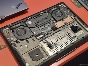 Układ chłodzenia i bateria są nadal dostępne przez dolną pokrywę (źródło zdjęcia: Benjamin Herzig)