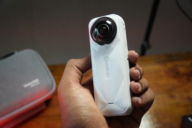 Insta360 X5 wygląda całkiem atrakcyjnie w wykończeniu Satin White (źródło obrazu: Abhinav Fating/Notebookcheck)