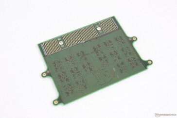 Tylna strona modułu CAMM o pojemności 128 GB. W razie potrzeby możliwe jest dodanie kolejnych układów DRAM IC z tyłu