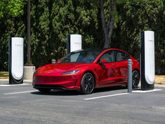 Tesla Model 3 na stacji Supercharger. (Źródło zdjęcia: Tesla)