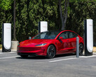 Tesla Model 3 na stacji Supercharger. (Źródło zdjęcia: Tesla)