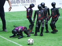 Pierwszy autonomiczny turniej piłki nożnej pomiędzy robotami humanoidalnymi stanowi kamień milowy w rozwoju interakcji w czasie rzeczywistym opartej na sztucznej inteligencji w robotyce. (Źródło obrazu: ecns)