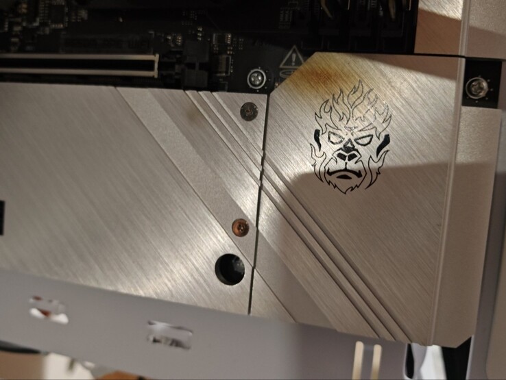 Ślad po pożarze GPU na płycie głównej.