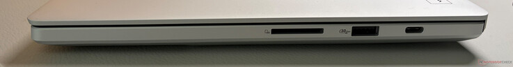 Po prawej stronie: czytnik kart SD (UHS-II), USB-A 3.2 Gen 2 (10 GBit/s), USB-C 3.2 Gen 2 (10 GBit/s, tryb DisplayPort ALT 2.1, Power Delivery 3.0)