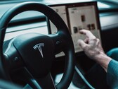 Tesla twierdzi, że jej funkcje zautomatyzowanej jazdy sprawiają, że pojazdy są bezpieczniejsze i wygodniejsze. (Źródło zdjęcia: Tesla)