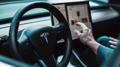 Tesla twierdzi, że jej funkcje zautomatyzowanej jazdy sprawiają, że pojazdy są bezpieczniejsze i wygodniejsze. (Źródło zdjęcia: Tesla)