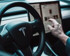 Tesla twierdzi, że jej funkcje zautomatyzowanej jazdy sprawiają, że pojazdy są bezpieczniejsze i wygodniejsze. (Źródło zdjęcia: Tesla)