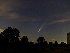 Obraz przedstawiający kometę Neowise podczas jej bliskiego przejścia obok Słońca. (Źródło zdjęcia: TheOtherKev - Pixabay)