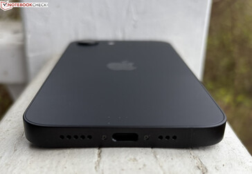 Dół: mikrofony, USB-C 2.0, głośniki