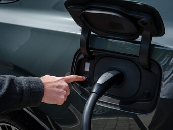 Począwszy od czwartego kwartału 2026 roku, kierowcy całkowicie elektrycznych modeli Volvo, takich jak kompaktowy EX30, będą mogli korzystać z ponad 20 000 doładowań Tesla Superchargers w całej Europie bezpośrednio za pośrednictwem własnej aplikacji Volvo na smartfony