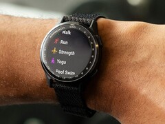 Smartwatche Garmin Approach S44 i S50 (na zdjęciu) otrzymują nową stabilną aktualizację. (Źródło zdjęcia: Garmin)
