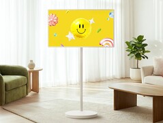 Najnowszy telewizor LG Smart TV mieści 32-calowy wyświetlacz 4K na wyjątkowo wysokiej podstawie.