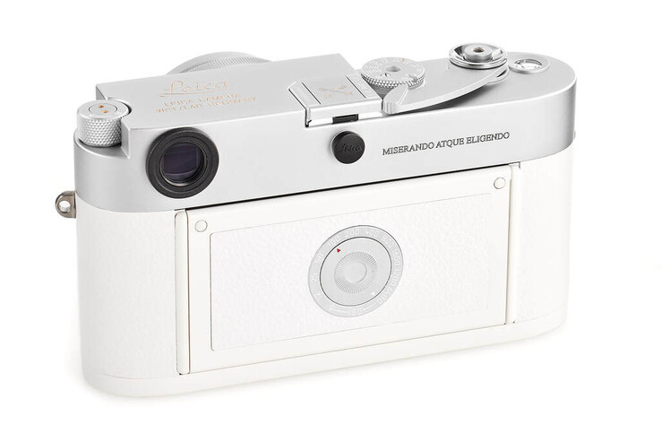Dalmierz Leica "Pope Francis" M-A 35 mm ma wygrawerowane motto Jego Świątobliwości Papieża Franciszka "skromny, ale wybrany". (Źródło zdjęcia: Leica)
