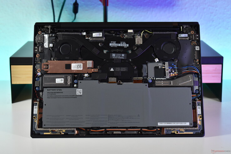 Lenovo ThinkPad X1 Carbon Gen 13: Aluminiowa wersja z antenami 5G/WWAN.