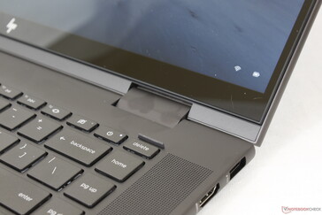 Pokrywa jest bardziej sztywna i odporna na skręcanie niż w większości innych laptopów