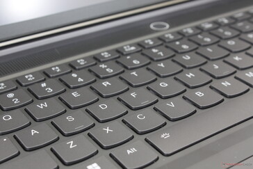 Duże klawisze są bardziej przestronne niż w większości ultrabooków i innych laptopów do gier