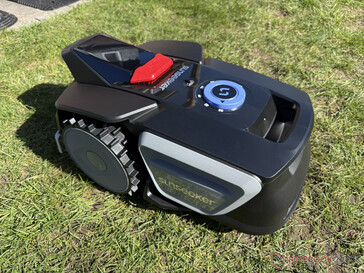 Sunseeker V1 jedzie w kierunku krawędzi trawnika...