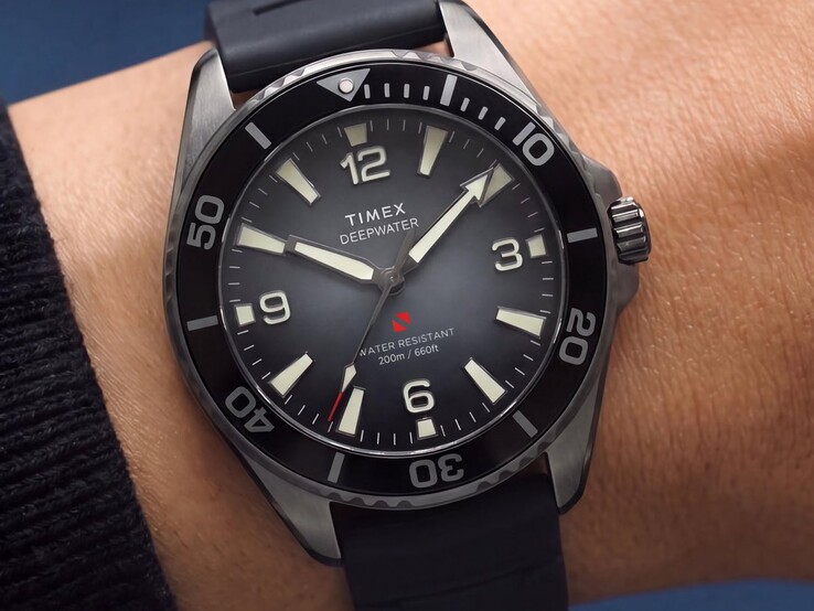 Zegarek nurkowy Timex Deepwater Arctic 200 z przydymioną tarczą z gradientem, czarną ceramiczną lunetą, luminescencyjnymi indeksami godzinowymi i czarnym gumowym paskiem, pokazany na nadgarstku.