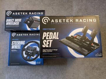 Opakowanie detaliczne Asetek Initium Racing Bundle.