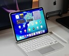 iPad Pro M5 umieszczony na biurku z białą klawiaturą Magic Keyboard i ołówkiem Apple. (Źródło zdjęcia: Notebookcheck)