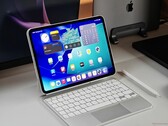 iPad Pro M5 umieszczony na biurku z białą klawiaturą Magic Keyboard i ołówkiem Apple. (Źródło zdjęcia: Notebookcheck)