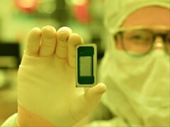 Procesor Intel najnowszej generacji z rodziny Panther Lake trzymany przez pracownika fabryki. (Źródło zdjęcia: Intel)