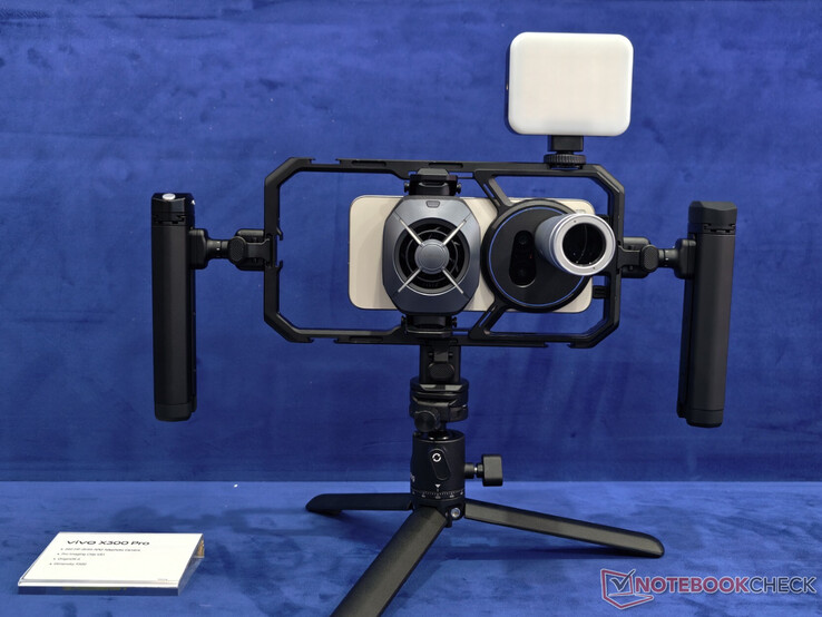 Vivo X300 Pro wewnątrz klatki aparatu X300 Ultra.