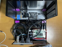 Wewnętrzny obwód pokazujący Raspberry Pi 4B w samym sercu tego wszystkiego (Źródło obrazu: Rodmg via Hackaday)