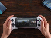 Wysyłka nowego kontrolera Ultimate Mobile Gaming Controller powinna rozpocząć się pod koniec tygodnia w Stanach Zjednoczonych. (Źródło obrazu: 8BitDo)