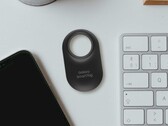 Zdjęcie lifestyle'owe "Galaxy SmartTag2". (Źródło: MobileFun)