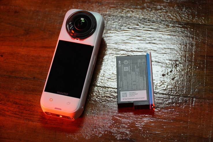 Insta360 X5 może pochwalić się baterią o pojemności 2400 mAh (źródło obrazu: Abhinav Fating/Notebookcheck)