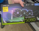Karta graficzna PNY RTX 5080 zakupiona w Walmart po obniżonej cenie niższej niż sugerowana cena detaliczna. (Źródło zdjęcia: CPrizzy na Reddit)