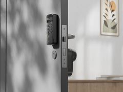 Keypad Vision za 99 dolarów (na zdjęciu) pozwala odblokować SwitchBot Lock Ultra za pomocą twarzy. (Źródło zdjęcia: SwitchBot) 