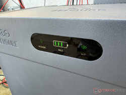 Mały wyświetlacz na SolarFlow 2400 Pro dostarcza informacji o stanie naładowania