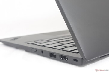 Cała powierzchnia laptopa, w tym klawiatura i clickpad, jest magnesem na odciski palców