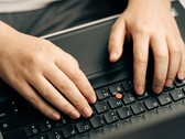 Dłonie piszące na klawiaturze laptopa, symboliczny obraz przedstawiający Anthropic Claude Haiku 5.5
