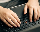 Dłonie piszące na klawiaturze laptopa, symboliczny obraz przedstawiający Anthropic Claude Haiku 5.5
