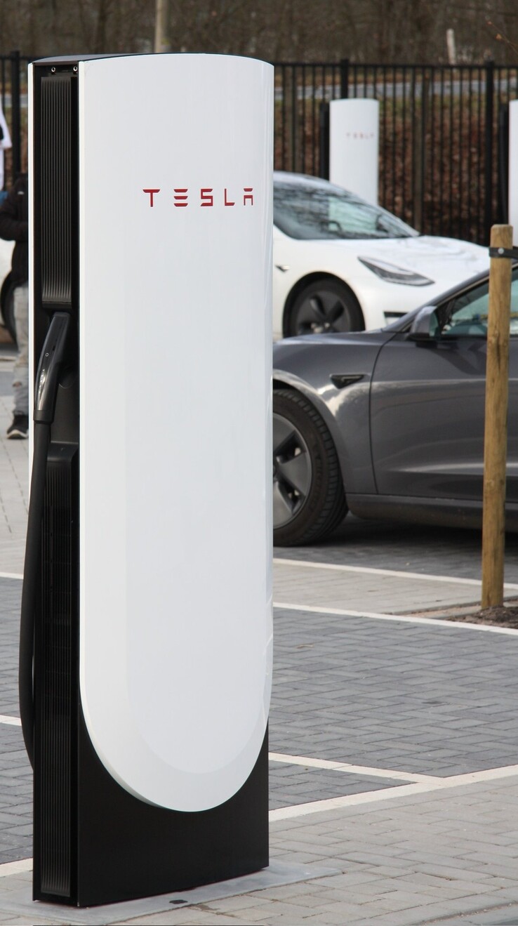 Nowy Supercharger z dłuższym kablem z bliska