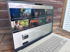 Na zewnątrz (jasny dzień, bez bezpośredniego światła słonecznego)