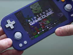 Praktyczne ujęcie Anbernic RG476H w opcji kolorystycznej inspirowanej Gamecube. (Źródło zdjęcia: Retro Game Corps)