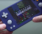 Praktyczne ujęcie Anbernic RG476H w opcji kolorystycznej inspirowanej Gamecube. (Źródło zdjęcia: Retro Game Corps)