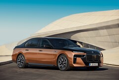 BMW i7 z 2024 r. pokonuje podobno ponad 600 km na jednym ładowaniu. (Źródło: BMW)