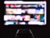 Koniec z opóźnieniami podczas przesyłania lustrzanego: nowe narzędzie typu open source umożliwia przesyłanie filmów z internetu na telewizory smart w pełnej jakości