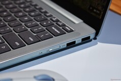 Lenovo IdeaPad Vibe: Porty po prawej stronie.