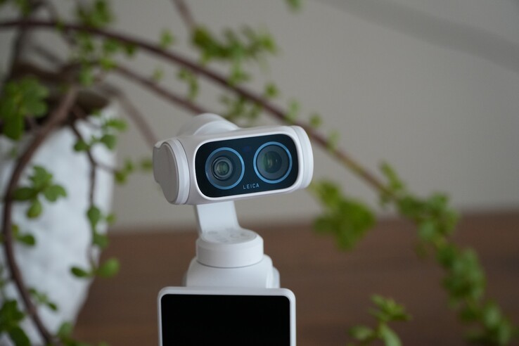 Insta360 Luna Ultra jest wyposażona w podwójny zestaw obiektywów marki Leica