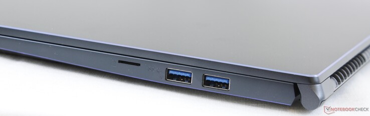 prawy bok: czytnik kart microSD, 2x USB 3.2 Gen. 1 typu A