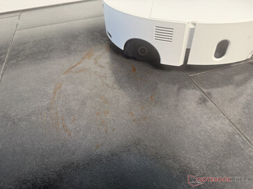 Rolka wycierająca w teście z wysuszonym ketchupem.