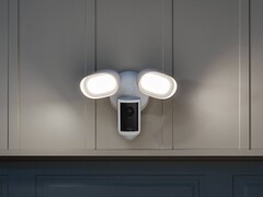Ring Floodlight Cam Pro (na zdjęciu) to jedna z czterech nowych kamer bezpieczeństwa 4K. (Źródło zdjęcia: Ring)