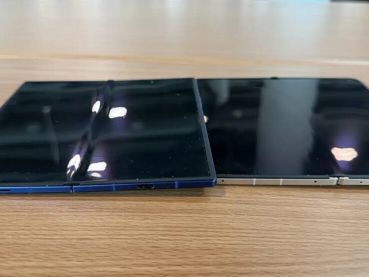 Galaxy Z Fold 7 (po lewej) obok Oppo Find N6 (po prawej).