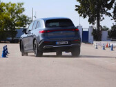 Mercedes-Benz EQS 580 4MATIC traci opanowanie w teście łosia km77, zdejmując pachołki jak Mario kroki na Goombas. (Źródło obrazu: zrzut ekranu z km77 na YouTube)